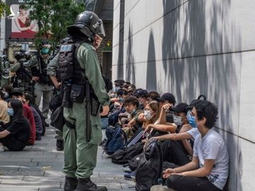 Người biểu tình bị cảnh sát trấn áp ở khu vực Causeway Bay, Hong Kong tuần trước. Ảnh: NYTimes.