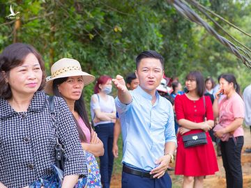 Tuyển hướng dẫn mô hình khép kín từ con giống đến nuôi trồng, chế biến và tiêu thụ của hợp tác xã cho các khách tham quan. Ảnh: Đình Tuyển.