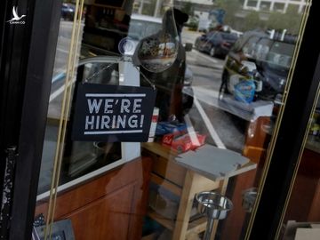 Thông báo tuyển dụng bên ngoài một nhà hàng ở Miami, Florida. Ảnh: Reuters