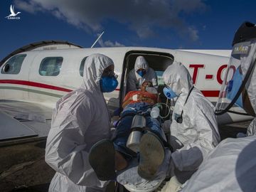 Một bệnh nhân Covid-19 được vận chuyển bằng máy bay ở Brazil vào ngày 15.7 /// AFP