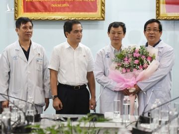 Tổng lãnh sự Anh đón phi công Anh xuất viện: ‘Cảm ơn Việt Nam từ tận đáy lòng’ - Ảnh 1.