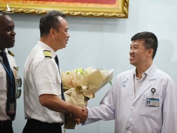 Tổng lãnh sự Anh đón phi công Anh xuất viện: ‘Cảm ơn Việt Nam từ tận đáy lòng’ - Ảnh 2.