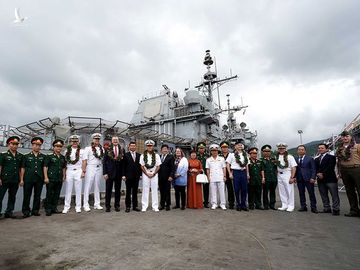 Lễ đón đoàn hải quân Mỹ trên tàu sân bay USS Theodore Roosevelt thăm Việt Nam ngày 5.3.2020 /// Ảnh: Độc Lập