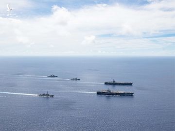 Tàu sân bay USS Ronald Reagan (phía trước, bên phải) và USS Nimitz (phía sau, bên phải) cùng các chiến hạm hộ tống diễn tập tại Biển Đông, ngày 6/7. Ảnh: US Navy.