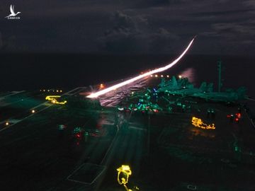 Tiêm kích đa năng F/A-18E thuộc không đoàn tàu sân bay 5 cất cánh từ tàu sân bay USS Ronald Reagan trong diễn tập chung với USS Nimitz tại Biển Đông, đêm 4/7. Ảnh: US Navy.