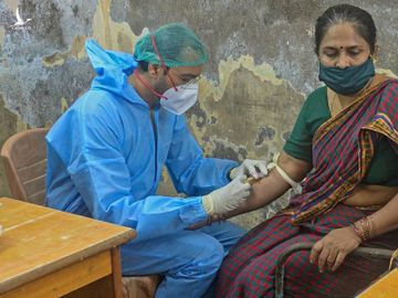 Một phụ nữ đã hồi phục sau mắc Covid-19 tình nguyện hiến huyết tương ở Dharavi, Mumbai, Ấn Độ, hôm 23/7. Ảnh: AFP.