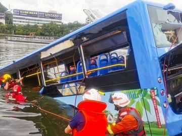 Cứu hộ tại hiện trường vụ xe buýt chở học sinh lao xuống hồ ở thị trấn An Thuận, tỉnh Quý Châu, Trung Quốc, hôm nay. Ảnh: SCMP.