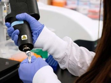 Một nhà khoa học nghiên cứu vaccine phòng nCoV tại phòng thí nghiệm ở San Diego, California, Mỹ, hôm 17/3. Ảnh: Reuters.