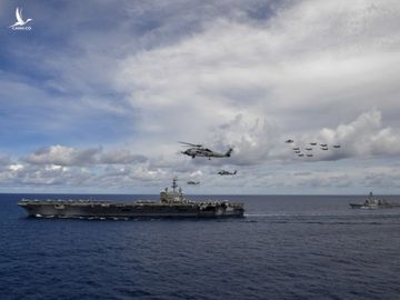 Tàu sân bay USS Ronald Reagan cùng tàu chiến, trực thăng và chiến đấu cơ của Mỹ trong cuộc tập trận ở Biển Đông ngày 6.7 /// DVIDS