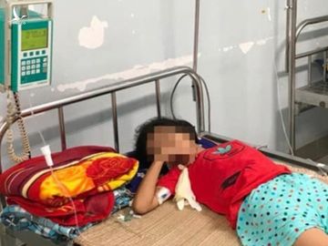 Mua nước ở cổng trường, bé gái 11 tuổi uống nhầm axit nguy kịch - 1 Mua nước ở cổng trường, bé gái 11 tuổi uống nhầm axit nguy kịch - 1