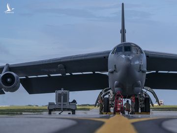 B-52H bay thẳng từ Mỹ tới Biển Đông tập trận ngay với tàu sân bay - Ảnh 2.