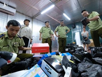 Kho hàng lậu khủng tại Lào Cai: Thu tiền tỉ từ hàng nhái, hàng lậu - Ảnh 1.