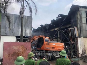 Cháy kho hóa chất ở Long Biên: Có hiện tượng sản xuất hóa chất 'chui' - 1