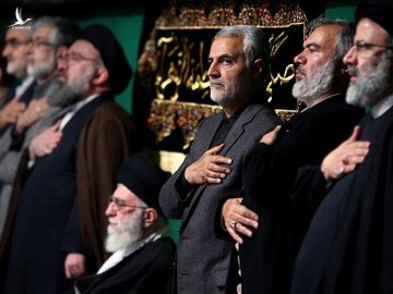 (Thứ ba từ phải sang) thiếu tướng Qassem Soleimani /// AFP