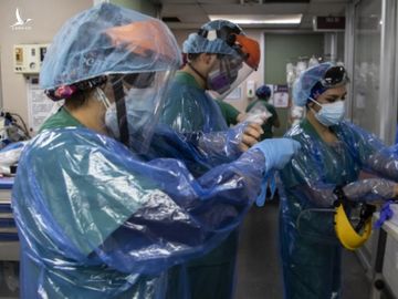 Nhân viên y tế trong khu điều trị tích cực của một bệnh viện ở Santiago, Chile, hôm 9/7. Ảnh: AFP.