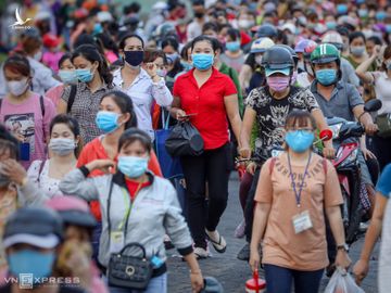 Công nhân công ty PouYuen (quận Bình Tân) lúc tan ca. Ảnh: Hữu Khoa.