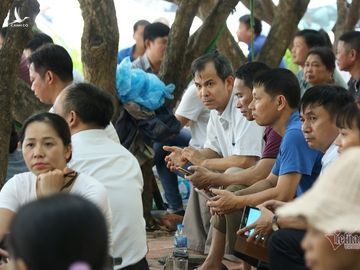 Cựu học sinh chuyên Anh: 'Tôi từng xé bìa sách để giấu tài liệu luyện thi'