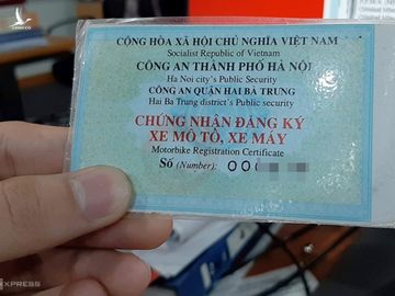 Giấy đăng ký ôtô xe máy các cơ quan đăng ký xe cấp cho chủ xe. Ảnh: Bá Đô