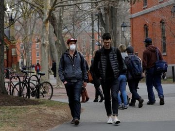 Sinh viên đi lại trong khuôn viên Đại học Harvard ngày 10/3. Ảnh: Reuters.