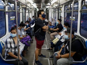 Người dân đeo khẩu trang trên chuyến tàu ở thành phố Quezon, vùng thủ đô Manila, Philippines, hôm 21/7. Ảnh: Reuters.