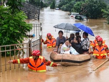 Người dân huyện Cửu Giang, tỉnh Giang Tây được sơ tán /// AFP