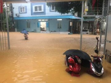 Mưa lớn ở Hà Giang, hàng loạt xe hơi trôi bồng bềnh trong nước - Ảnh 3.