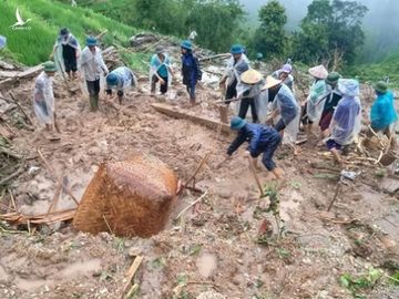 Chồng chết đứng nhìn vợ con bị đất đá vùi lấp do mưa lớn ở Hà Giang - Ảnh 1.