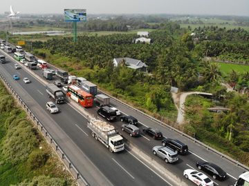 Tuyến cao tốc duy nhất về miền Tây biến thành đường… thấp tốc - Ảnh 10.