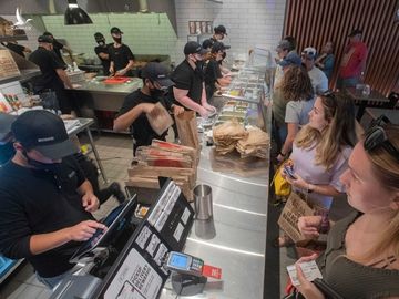 Bên trong cửa hàng của Chipotle tại Pensacola, Florida vào tháng 6/2020. Ảnh: Reuters