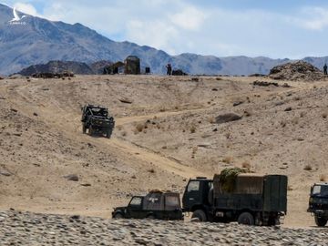 Xe quân sự Ấn Độ tham gia diễn tập ở vùng Ladakh hôm 4/7. Ảnh: AFP.