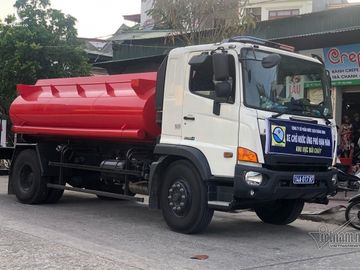 Hạn nặng, Quảng Ninh phải điều xe chở nước 'cứu khát' nhà hàng