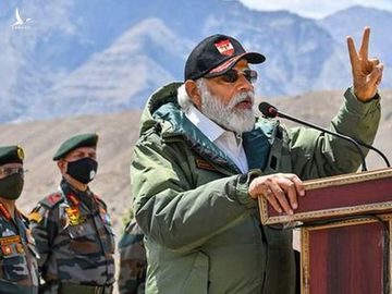 Thủ tướng Ấn Độ Narendra Modi trong chuyến thăm vùng Ladakh, giáp biên giới Trung Quốc hôm 3/7. Ảnh: Hindustan Times.