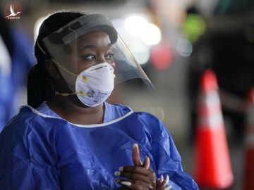 Nhân viên y tế tại một điểm xét nghiệm ở bang Florida, Mỹ, hôm 30/7. Ảnh: AFP.