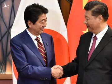 Thủ tướng Shinzo Abe (trái) bắt tay Chủ tịch Tập Cận Bình tại hội nghị APEC tại Việt Nam, hồi tháng 11/2017. Ảnh: AP.