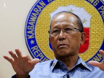 Bộ trưởng Quốc phòng Philippines Delfin Lorenzana phát biểu tại Manila, tháng 2/2017. Ảnh: AFP.