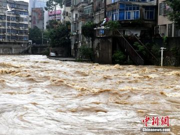 Người TQ bất lực trước đại hồng thủy: Mưa lớn bất ngờ, bầu trời như bị đâm thủng một lỗ - Ảnh 2.