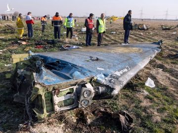 Mảnh vỡ máy bay Ukraine sau vụ bắn nhầm ngày 8/1. Ảnh: AFP.