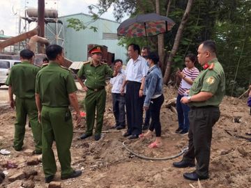 Bị bắt quả tang chôn rác thải công nghiệp trái phép, Công ty Shing Mark đổ thừa cho công nhân - Ảnh 3.