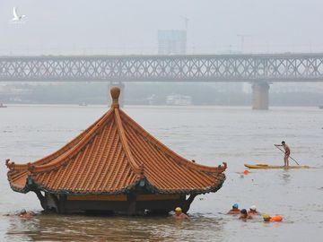 Sông Dương Tử đang hứng đợt mưa lũ lớn nhất trong 2 thập niên qua, theo CGTN /// AFP