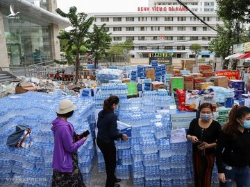 Người dân đã tiếp tế rất nhiều vật dụng cho các bệnh viện đang phải cách ly, điều trị bệnh nhân Covid-19, chiều 30/7. Ảnh: Nguyễn Đông.