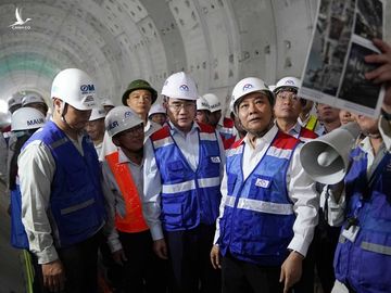 Thủ tướng Nguyễn Xuân Phúc thị sát công trình metro Bến Thành - Suối Tiên vào năm 2019 /// Ảnh: NGỌC DƯƠNG