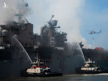 Cột radar phía trước đổ sập trong vụ cháy USS Bonhomme Richard. Ảnh: US Navy.