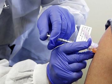 Tiêm thử nghiệm vaccine Covid-19 tại Viên nghiên cứu sức khỏe ở thành phố Seattle, bang Washington, Mỹ hồi tháng 3. Ảnh: AP.