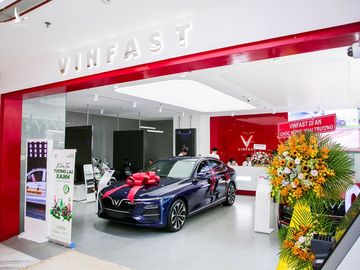 vinfast lap ky luc khai truong 27 showroom trong mot ngay hinh 1