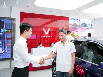 vinfast lap ky luc khai truong 27 showroom trong mot ngay hinh 8