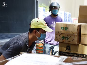 Xe nối đuôi nhau, 'núi' hàng chất đống ủng hộ y bác sĩ Đà Nẵng