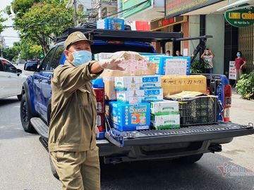 Xe nối đuôi nhau, 'núi' hàng chất đống ủng hộ y bác sĩ Đà Nẵng