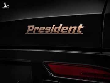 Chữ “President” màu vàng đồng ở đuôi xe. Ảnh: VinFast