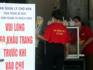 1.500 tiểu thương nhuộm đỏ chợ với dòng chữ ‘Đà Nẵng cố lên’