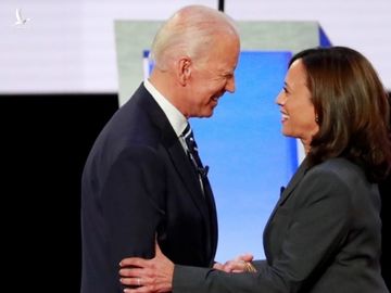Joe Biden và Kamala Harris bắt tay trước một cuộc tranh luận giữa các ứng viên đại diện đảng Dân chủ tranh cử tổng thống ở Detroit, Michigan, hồi cuối tháng 7 năm ngoái. Ảnh: Reuters.